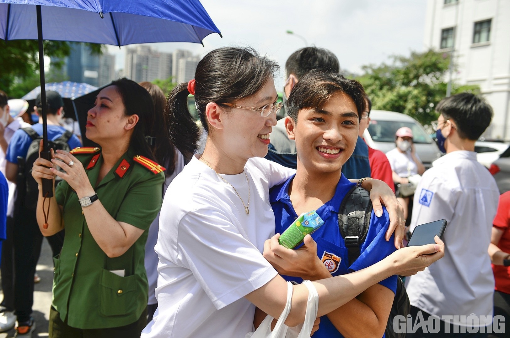 Đến điểm thi chờ các học sinh của mình từ sớm, Cô Hoàng Thu Bình (giáo viên trường THPT Nguyễn Bỉnh Khiêm) cho hay: "Rất vui và hạnh phúc vì tất cả những nội dung trong đề thi tôi đã ôn kỹ cho các em. Hy vọng các em sẽ đạt được điểm số như mong muốn"