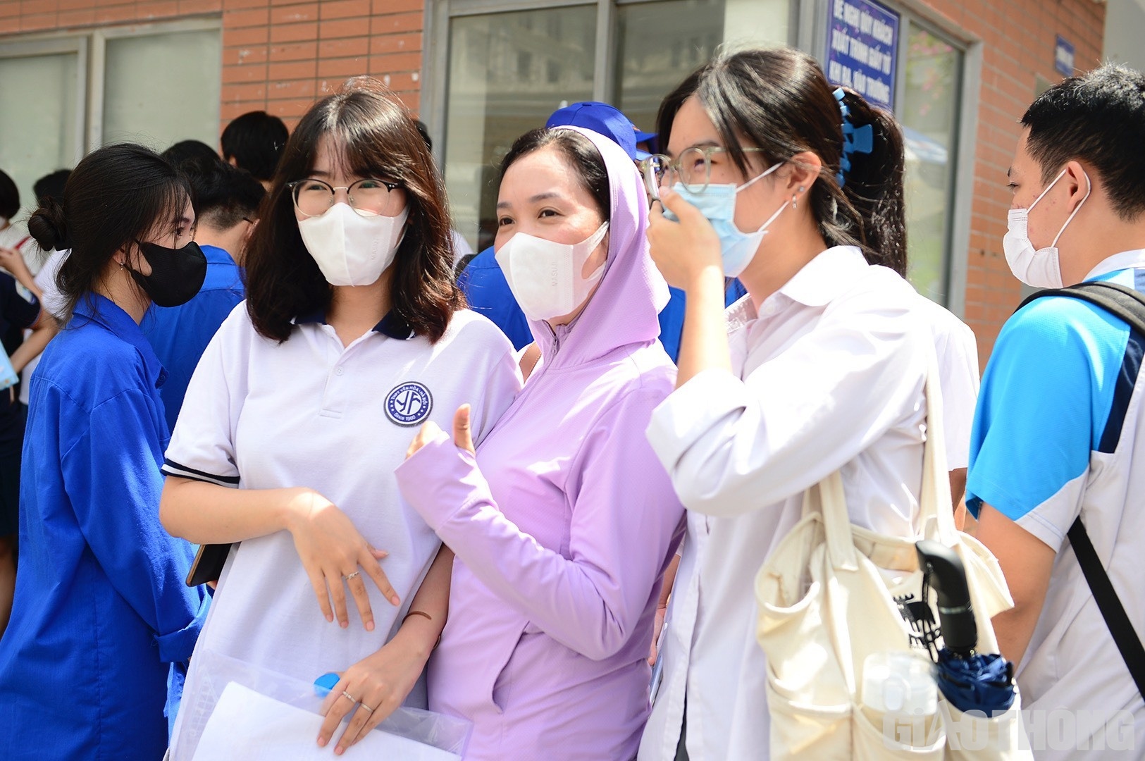 Nhiều phụ huynh thở phào nhẹ nhõm khi biết con hoàn thành tốt bài thi của mình