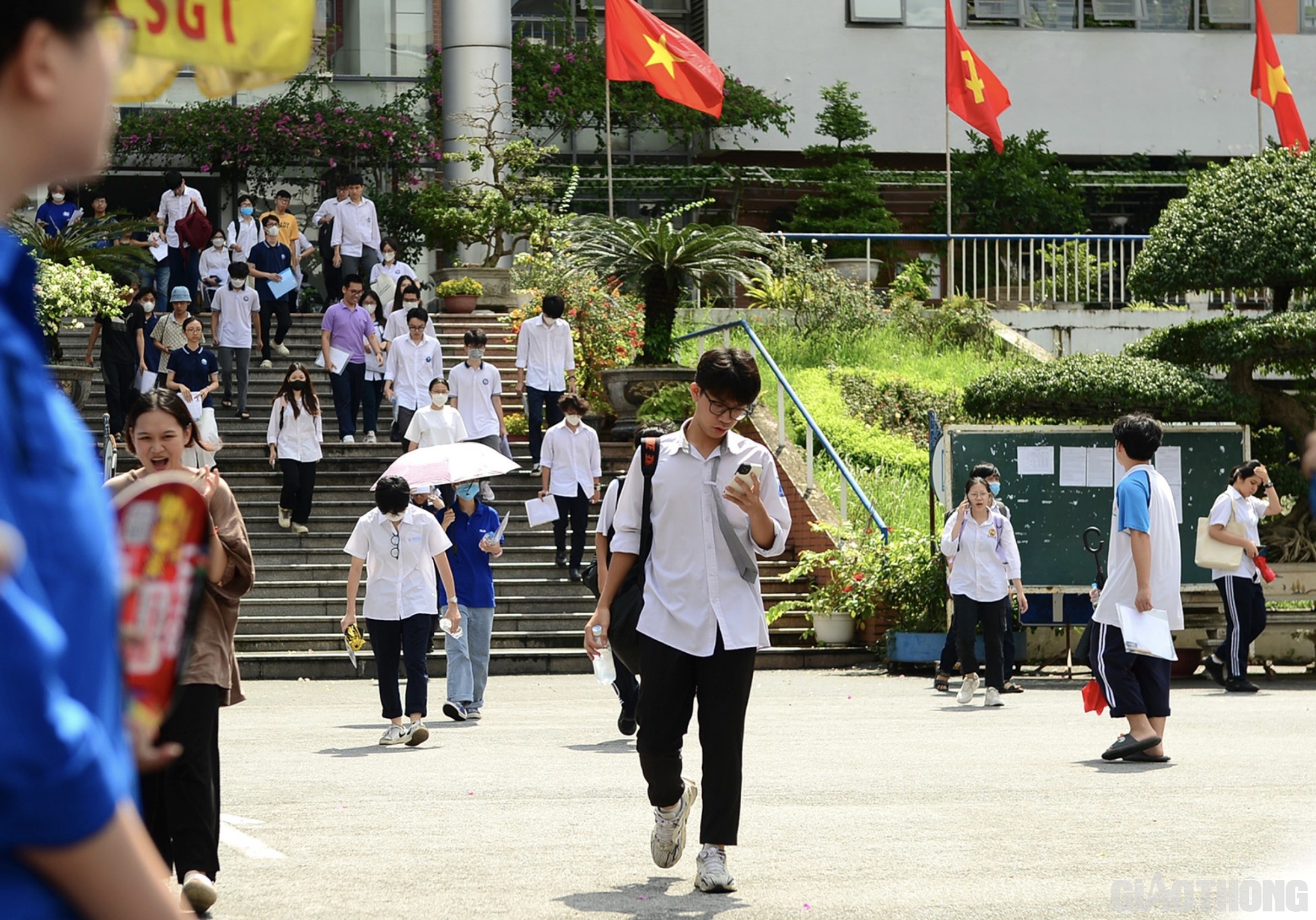 Sau 120 phút làm bài, các thí sinh đã hoàn thành môn thi môn Ngữ Văn của kỳ thi tốt nghiệp THPT năm 2023