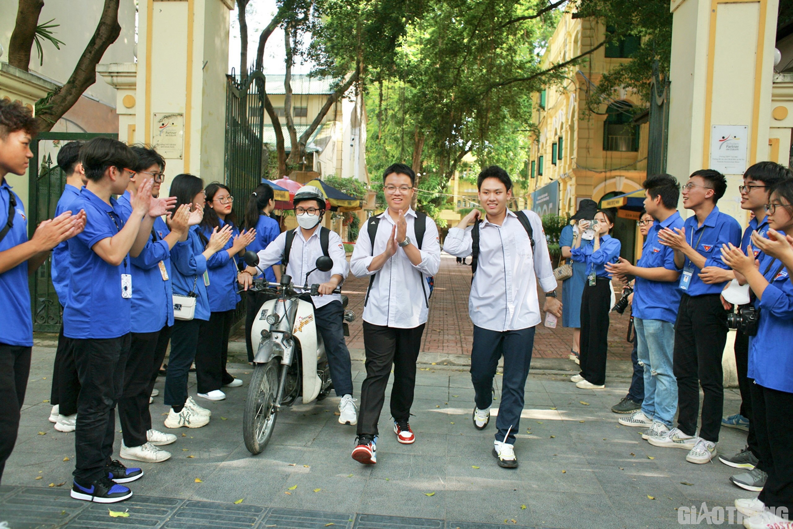 Các thí sinh hoàn thành bài thi Toán và bước ra điểm thi với gương mặt rạng rỡ