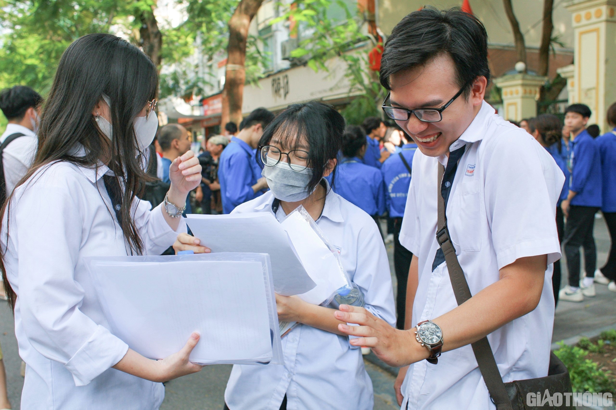 Hào hứng bàn luận cùng bạn về đề thi, thí sinh Trần Bình Minh (THPT Trần Phú) chia sẻ: "Với 10 câu cuối, em đánh giá độ khó cao. Tổng thể đề thi đòi hỏi học sinh cần có kiến thức tổng hợp tốt, có kỹ năng làm bài. Theo em, đa số các bạn có thể đạt điểm 7-8, nhưng để đạt được từ 8,5 trở lên sẽ khó hơn"