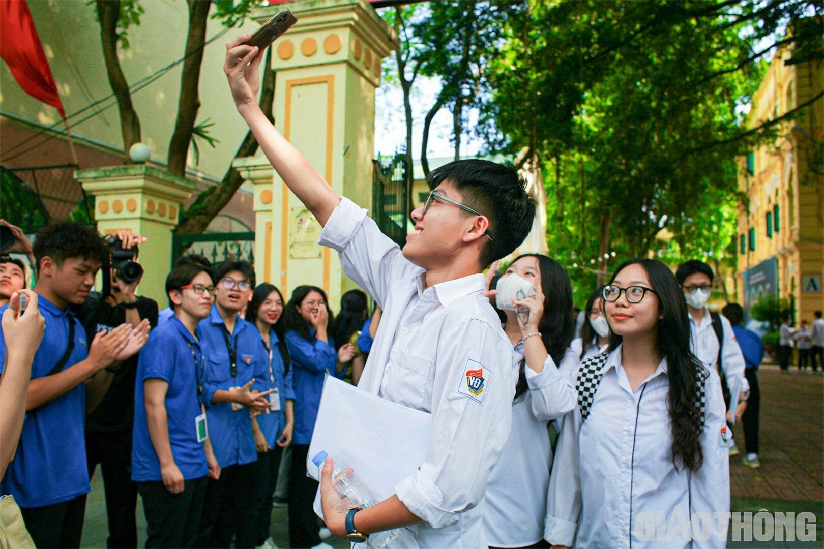 Tranh thủ chụp ảnh check in cùng các bạn trước cổng trường thi, thí sinh Lê Gia Nhuận (THPT Việt Đức) cho rằng: "Trong đề thi có 1 số câu khó ở nội dung tích phân. Dù vậy, em vẫn khá kỳ vọng sẽ được tầm 9 điểm cho bài thi toán"
