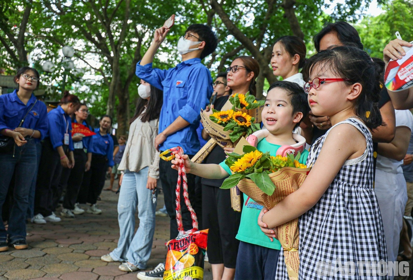 Ôm bó hoa đợi anh trai bên ngoài điểm thi trường THPT Phan Đình Phùng (quận Ba Đình), hai bé Diệu Linh và Nhật Minh hy vọng anh trai của mình sẽ làm bài thật tốt