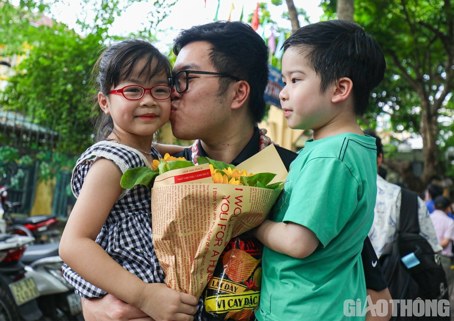Sau 60 phút làm bài, thí sinh Nguyễn Tiến Dũng (THPT Phạm Hồng Thái) hào hứng chia sẻ: "Em cảm thấy rất vui vì hai em của mình đã tới động viên, tặng quà. Với bài làm môn tiếng Anh, em dự đoán có thể đạt trên 9 điểm. Sau kỳ thi này, em và gia đình đã lên kế hoạch đi du lịch ở Đà Nẵng để xả stress sau thời gian ôn tập căng thẳng".