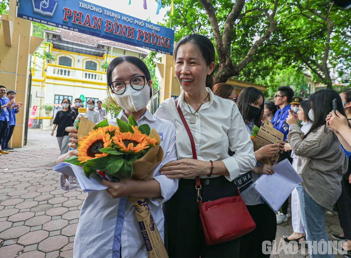 Trong hai ngày thi vừa qua, các thí sinh đã nỗ lực hết mình và trở về trong vòng tay yêu thương của phụ huynh