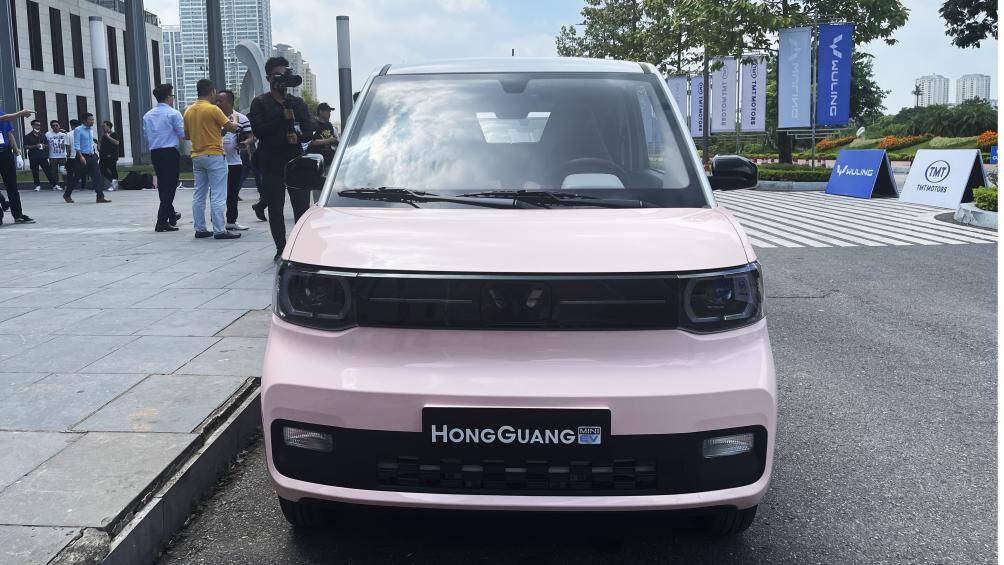 Wuling Hongguang Mini EV có kích thước dài x rộng x cao lần lượt 2.920 x 1.493 x 1.621mm, chiều dài cơ sở đạt 1.940mm. Kích thước này khiến mẫu xe nhỏ gọn hơn đáng kể so với các ô tô phân khúc A