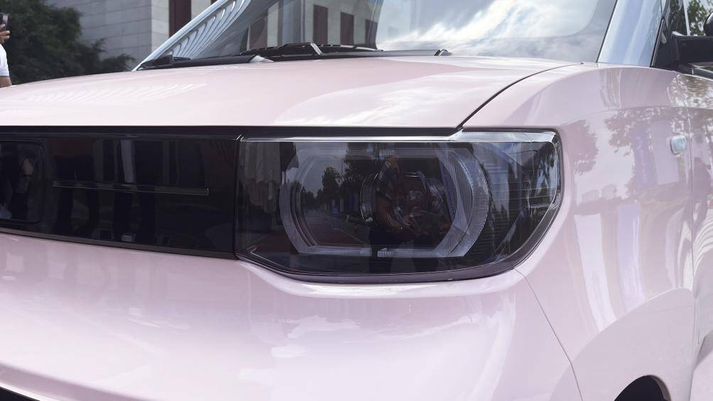 Đèn pha trên Wuling Hongguang Mini EV dạng bi-halogen, có đèn LED chạy ban ngày cùng đèn chờ dẫn đường trên bản nâng cao