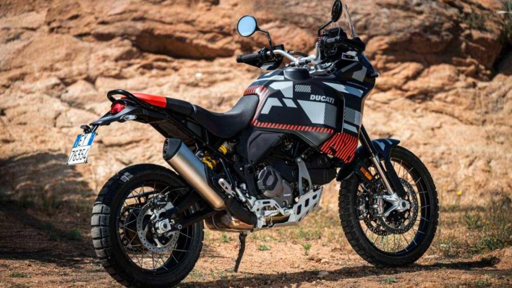 Đi kèm với phiên bản màu đặc biệt, Ducati vẫn tiếp tục phân phối bản DesertX có màu trắng với giá bán rẻ hơn