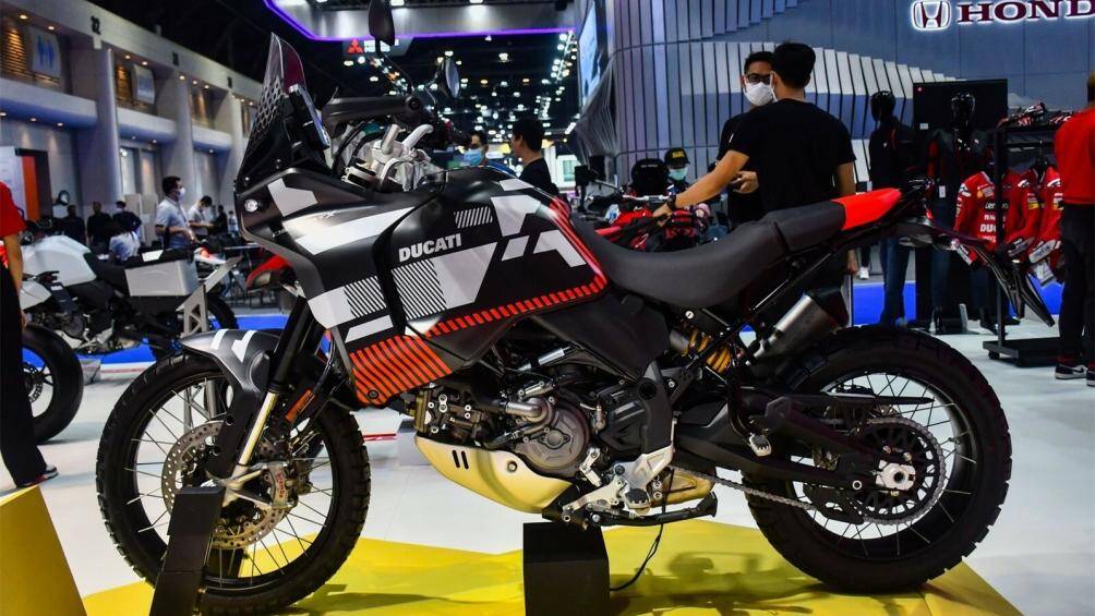 Mẫu xe mô tô Ducati DesertX RR22 vừa ra mắt thị trường Malaysia với giá khởi điểm là 115.900 RM (gần 590 triệu đồng). Xe có 3 màu, gồm: đen, xám và đỏ