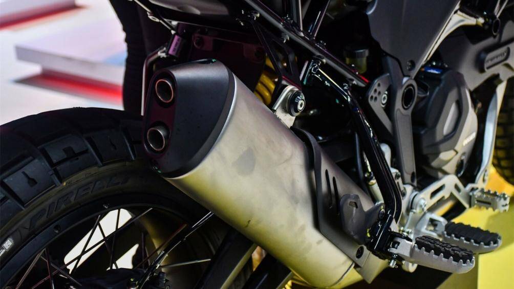 Hệ thống phanh sử dụng kẹp phanh liền khối bốn pít-tông Brembo ở phía trước và kẹp phanh Brembo hai pít-tông ở phía sau