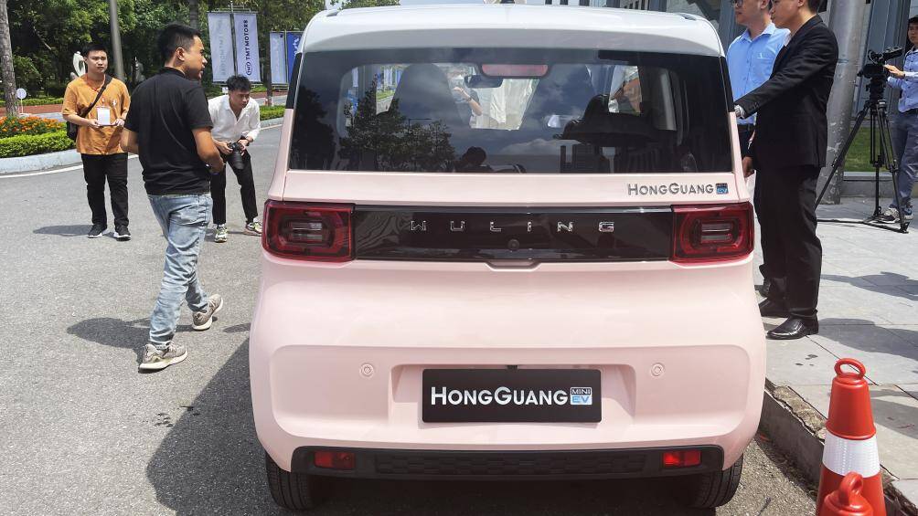 Khách mua xe ngoài việc được lựa chọn giữa 2 phiên bản còn có thể chọn được quãng đường di chuyển nhờ dung lượng pin khác nhau. Ở mỗi phiên bản có 2 loại dung lượng pin cho nhu cầu muốn đi 120km hay 170km sau mỗi lần sạc đầy