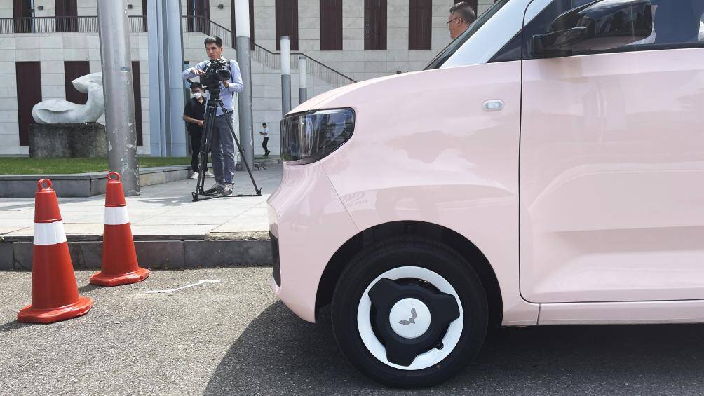 Lốp xe kích thước nhỏ dạng vành sắt, sử dụng tấm ốp trang trí bên ngoài