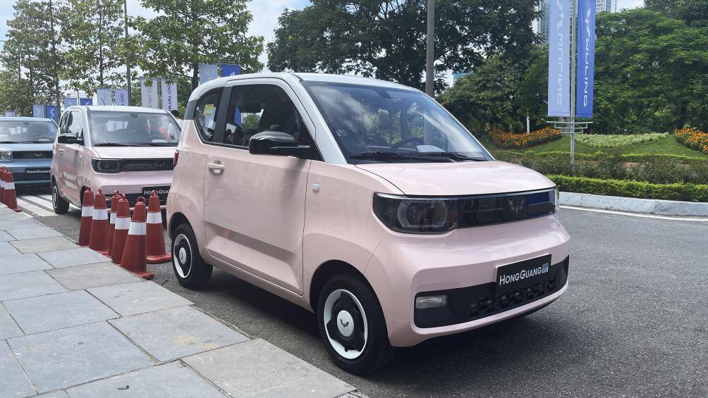 Về trang bị an toàn, Wuling Hongguang Mini EV cũng chỉ ở mức tối thiểu khi có ABS, EBD, cảm biến đỗ xe phía sau, giám sát áp suất lốp và camera lùi (bản nâng cao). Thậm chí, bản tiêu chuẩn xe không có túi khí và bản nâng cao có 1 túi khí cho người lái. Tuy nhiên, xe lại có hệ thống cảnh báo người đi bộ khi xe chạy ở tốc độ thấp