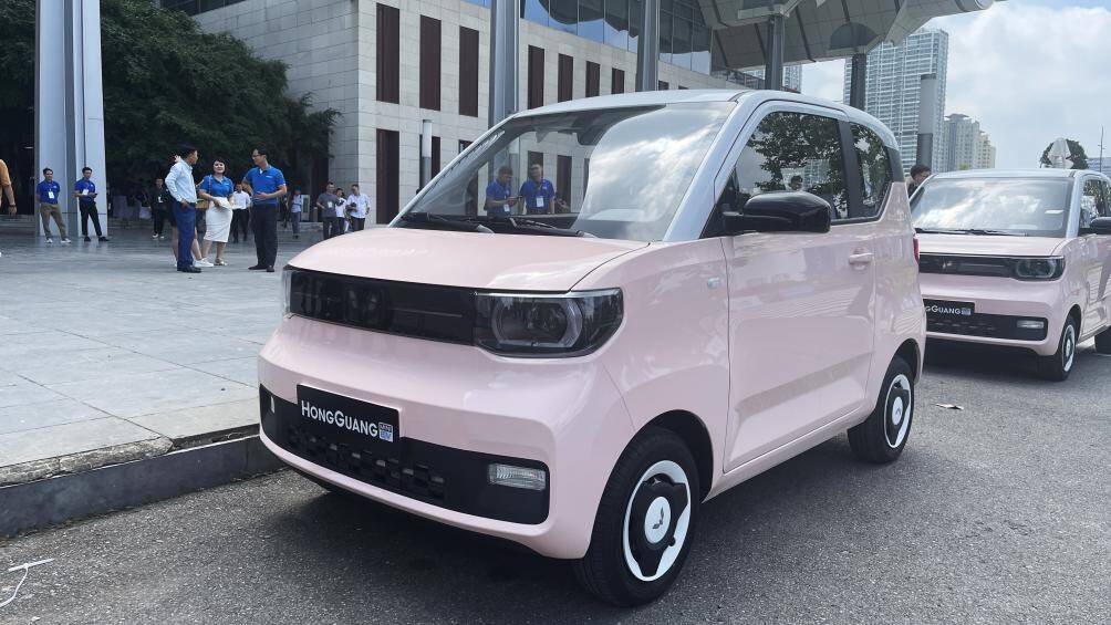 Wuling Hongguang Mini EV vừa ra mắt là mẫu ô tô có giá bán thấp nhất thị trường hiện nay. Xe có thiết kế 2 cửa nhỏ gọn với 4 chỗ ngồi, giá bán từ 239 - 282 triệu đồng
