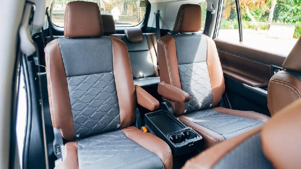 Bản V CVT của xe sẽ được trang bị ghế bọc nỉ và ghế lái chỉnh tay 6 hướng. Trong khi đó, bản Q Hybrid dùng ghế bọc da màu đen phối nâu