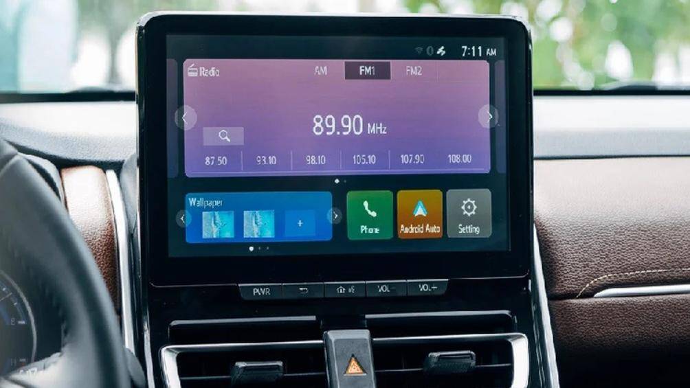 Trong khi đó, bản Q Hybrid có thêm những tính năng an toàn như hệ thống kiểm soát hành trình thích ứng bằng radar, hệ thống cảnh báo điểm mù, camera 360...