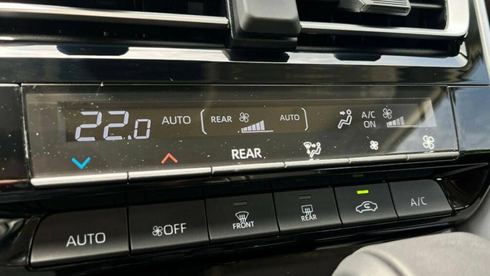 Đầu tiên là động cơ xăng 4 xi-lanh, dung tích 2.0L với công suất tối đa 176 mã lực và mô-men xoắn cực đại 205 Nm