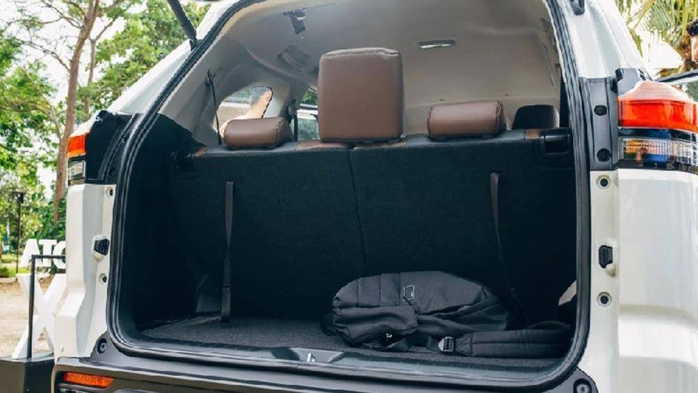 Thứ hai là hệ truyền động hybrid với máy xăng 4 xi-lanh, hút khí tự nhiên, dung tích 2.0L, mô-tơ điện, tạo ra công suất 184 mã lực cùng mô-men xoắn cực đại 188 Nm