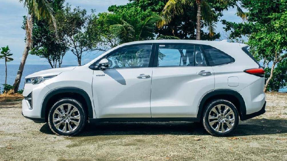 Toyota Zenix 2023 còn có đường dập gân nổi bật trên sườn xe và nẹp nhựa màu đen ở hốc bánh