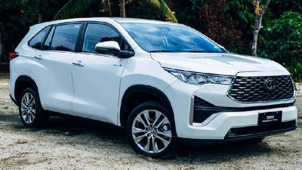 Khe gió giả này còn được trang trí bằng nẹp màu bạc, tạo cảm giác cao cấp hơn. Thêm vào đó là đèn sương mù trước khá nhỏ, nằm hai bên hốc gió trung tâm hình chữ nhật