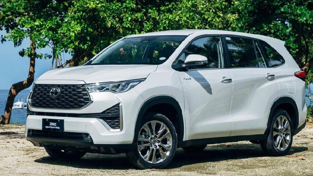 Được lột xác hoàn toàn so với thế hệ cũ, Toyota Zenix 2023 mang trên mình lưới tản nhiệt hình lục giác cỡ lớn, đèn pha LED nhỏ gọn hơn và dải đèn LED định vị ban ngày