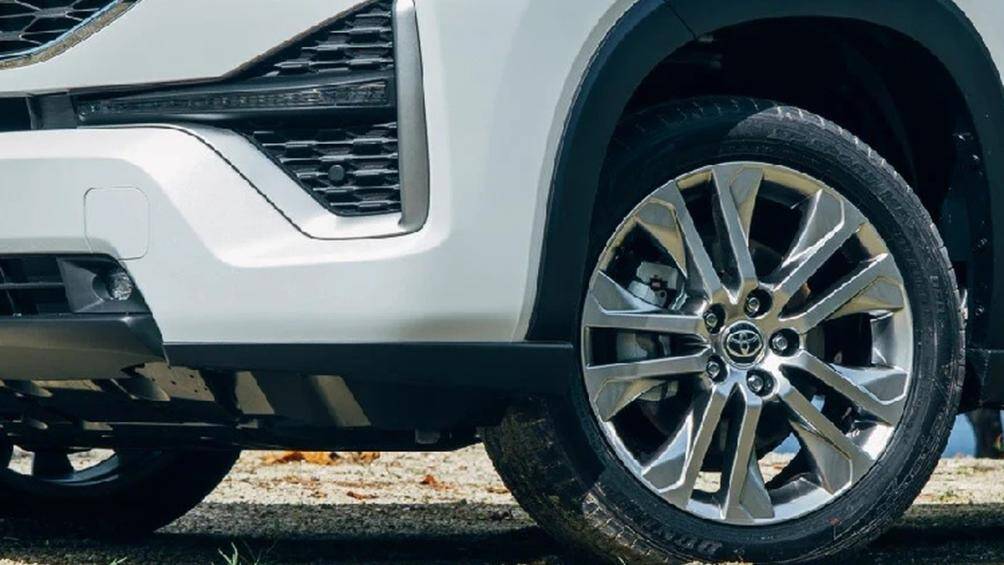 Với bản Q Hybrid, xe sử dụng vành hợp kim mạ crôm 18 inch