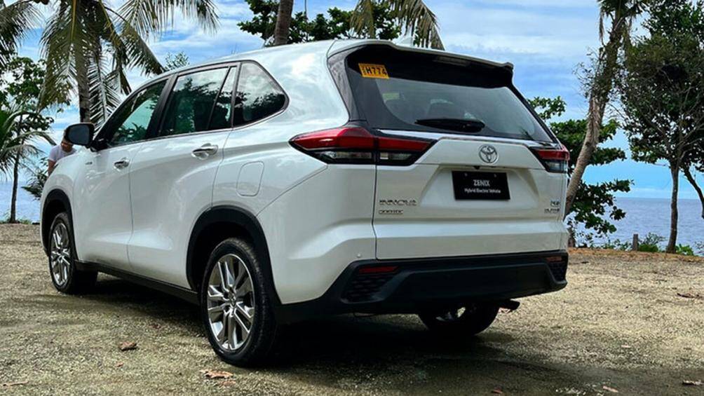 Trong khi đó, bản tiêu chuẩn V CVT đi kèm tay nắm cửa sơn cùng màu thân xe và vành màu bạc 17 inch