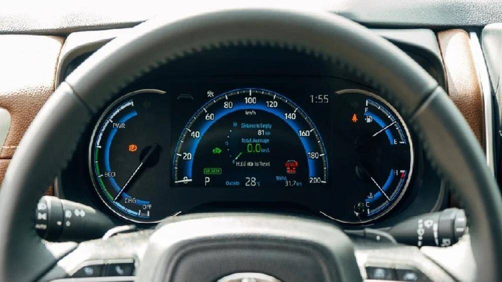 Vô lăng 3 chấu tương tự Land Cruiser 300 Series, màn hình đa thông tin 7 inch trong bảng đồng hồ và màn hình cảm ứng trung tâm 10,1 inch