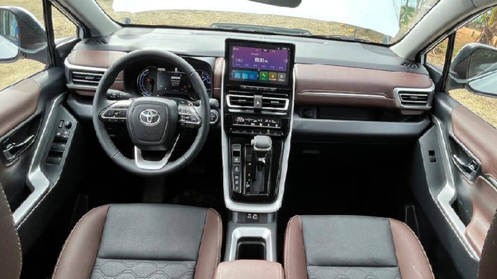 Kết hợp với đó là lẫy chuyển số thể thao sau vô lăng, gương chiếu hậu chống chói tự động, khởi động nút bấm, chìa khóa thông minh...