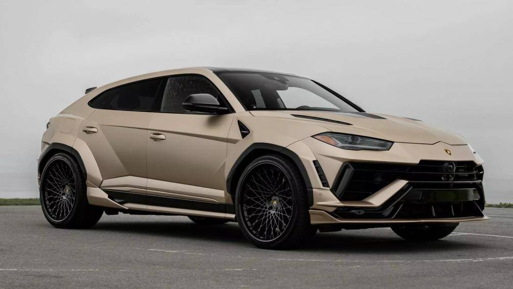 Hãng độ 1016 Industries đã trang bị bộ bodykit Lamborghini Urus để tạo nên ngoại hình táo bạo hơn so với chiếc xe nguyên bản