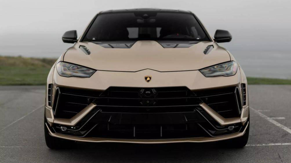 Những thay đổi bắt đầu từ phía trước, với bộ cản trước táo bạo, hốc gió, khe hút gió nắp capo, ốp cản trước cùng vòm bánh xe được mở rộng...