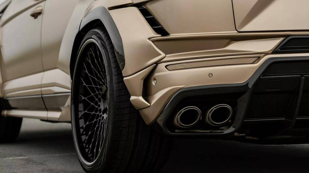 Xe còn có tấm cản mới với bộ khuếch tán màu đen làm từ carbon. Hãng độ cũng trang bị 4 ống xả cùng màu với ngoại thất thân xe