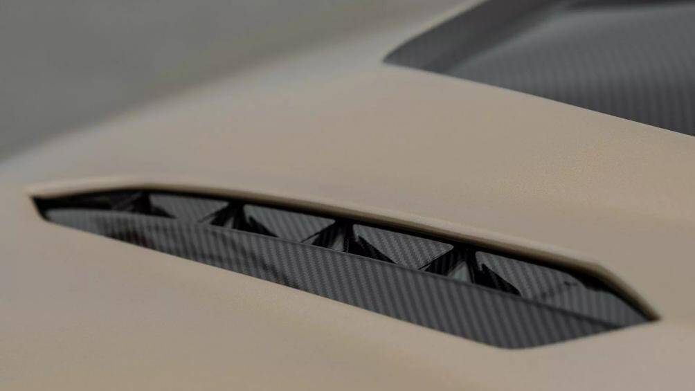 Trong khi đó, Urus S có các cấu hình sợi carbon tiêu chuẩn, carbon đúc... có giá từ 37.018 USD đến 44.870 USD