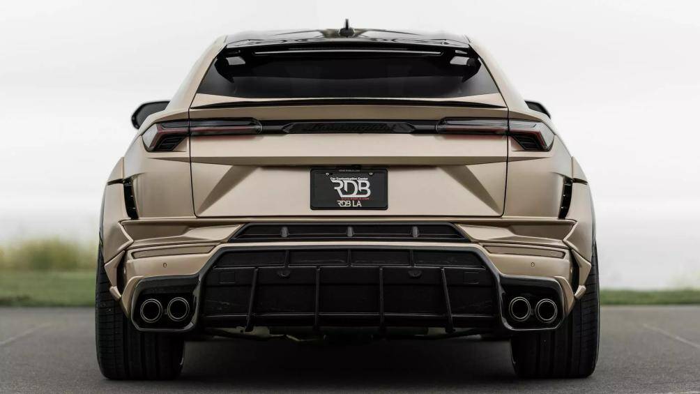 1016 Industries lần đầu tiên thiết kế một cánh lướt gió nhỏ kéo dài từ nóc xe, tương tự như của Urus Performante