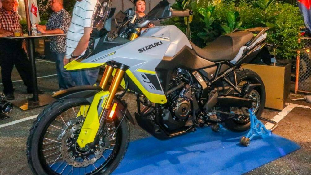 V-Strom 800DE có khối lượng khoảng 230 kg đi kèm với một loạt phụ kiện tùy chọn bao gồm các thùng để đồ và hành lý, bộ làm ấm tay, đèn sương mù...