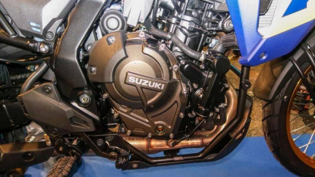 Điểm đáng chú ý nhất là 800DE sở hữu khối động cơ hoàn toàn mới với xi-lanh đôi song song, dung tích 776 cc