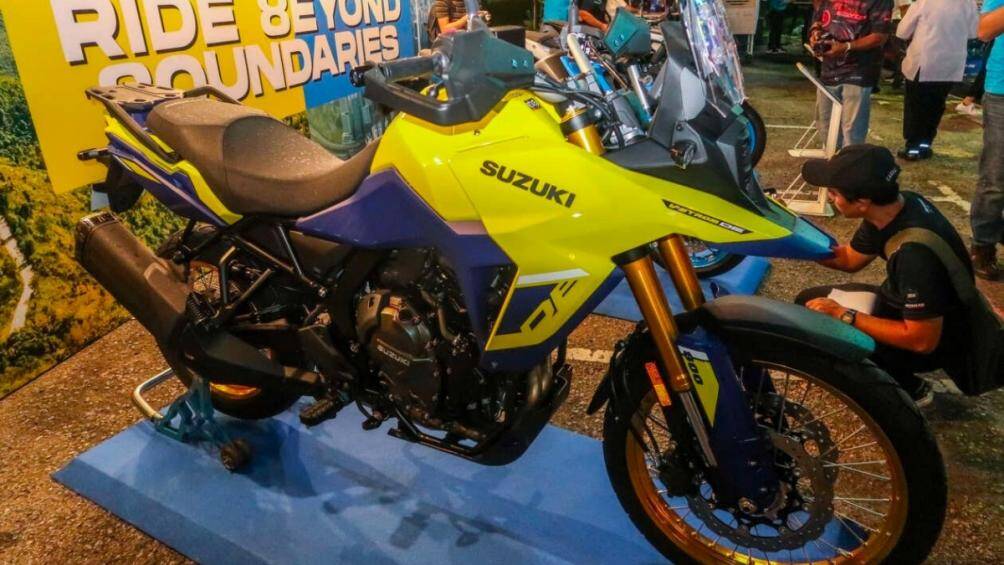 V-Strom 800DE có khối lượng khoảng 230 kg đi kèm với một loạt phụ kiện tùy chọn bao gồm các thùng để đồ và hành lý, bộ làm ấm tay, đèn sương mù...