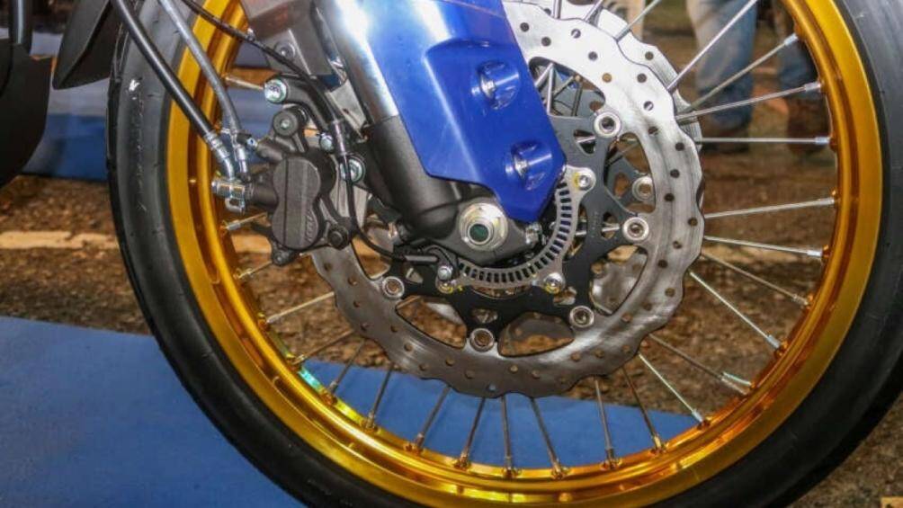 Hệ thống treo bao gồm phuộc hành trình ngược Showa USD 220 mm tùy chỉnh hoàn toàn đi kèm với vành 21 inch phía trước và 17 inch phía sau