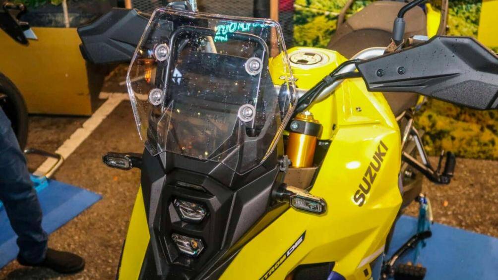 Xe cũng được cập nhật các trang bị hiện đại như đèn pha LED 2 tầng, bảng đồng hồ kỹ thuật số với màn hình màu TFT LCD 5 inch