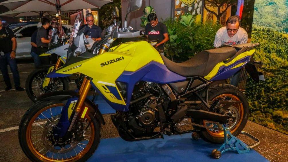 Suzuki Malaysia vừa ra mắt mẫu xe adventure Suzuki V-Strom 800DE 2023 với mức giá 60.800 RM (310 triệu đồng)