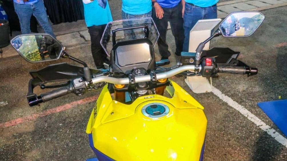 Cùng với đó là kính chắn gió 3 mức và cổng sạc USB. Bình xăng có thể tích 20 lít và kính chắn gió có thể điều chỉnh