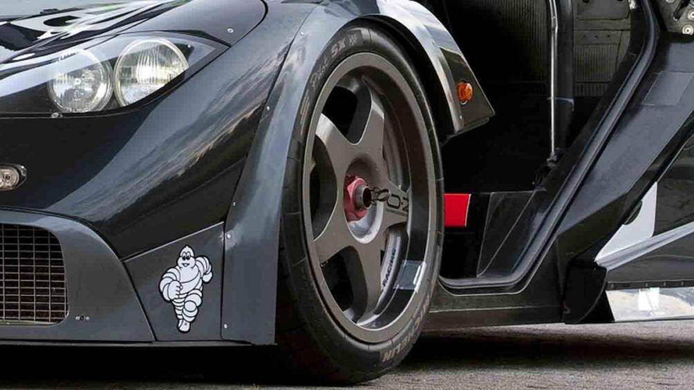 Những người đã điều khiển chiếc xe và giành chiến thắng sau 298 vòng đua chính là Yannick Dalmas, Masanori Sekiya và JJ Letho