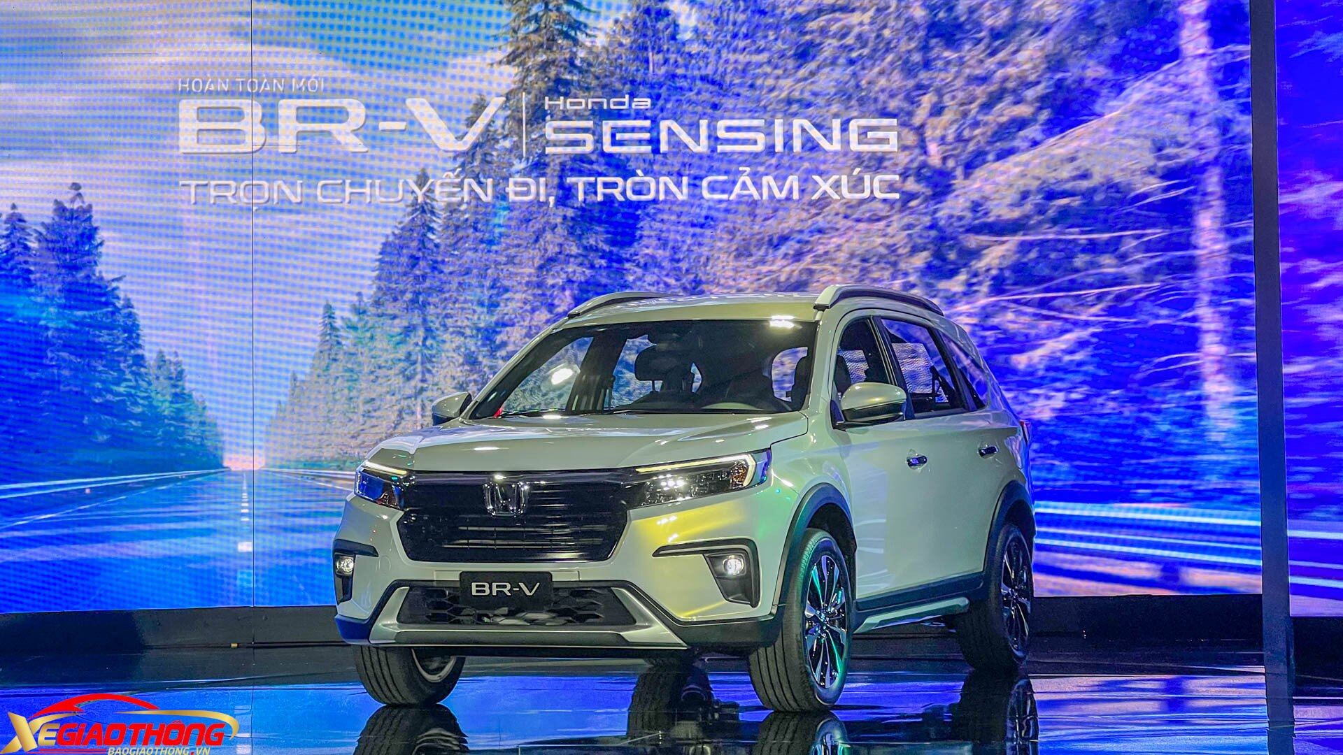 Honda BR-V là mẫu xe 7 chỗ cỡ nhỏ đầu tiên của Honda tại Việt Nam. Xe thuộc thế hệ BR-V thứ hai, lần đầu ra mắt toàn cầu cuối năm 2021