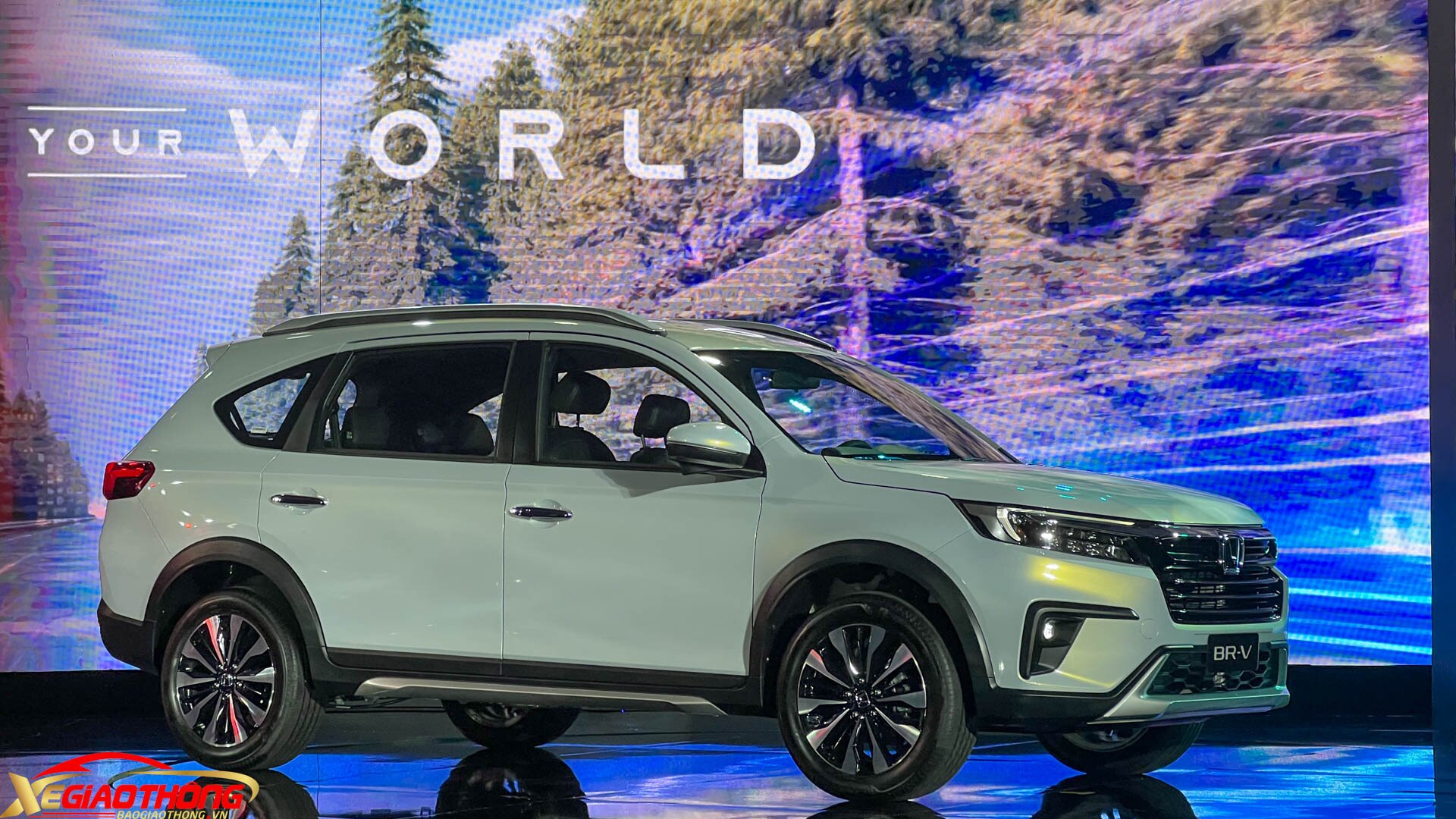 Honda BR-V được trang bị tiêu chuẩn đèn LED toàn bộ, gương chiếu hậu chỉnh điện tích hợp báo rẽ, phanh đĩa trước, phanh tang trống sau. Phiên bản cao có thêm đèn sương mù và tay nắm cửa mạ crôm