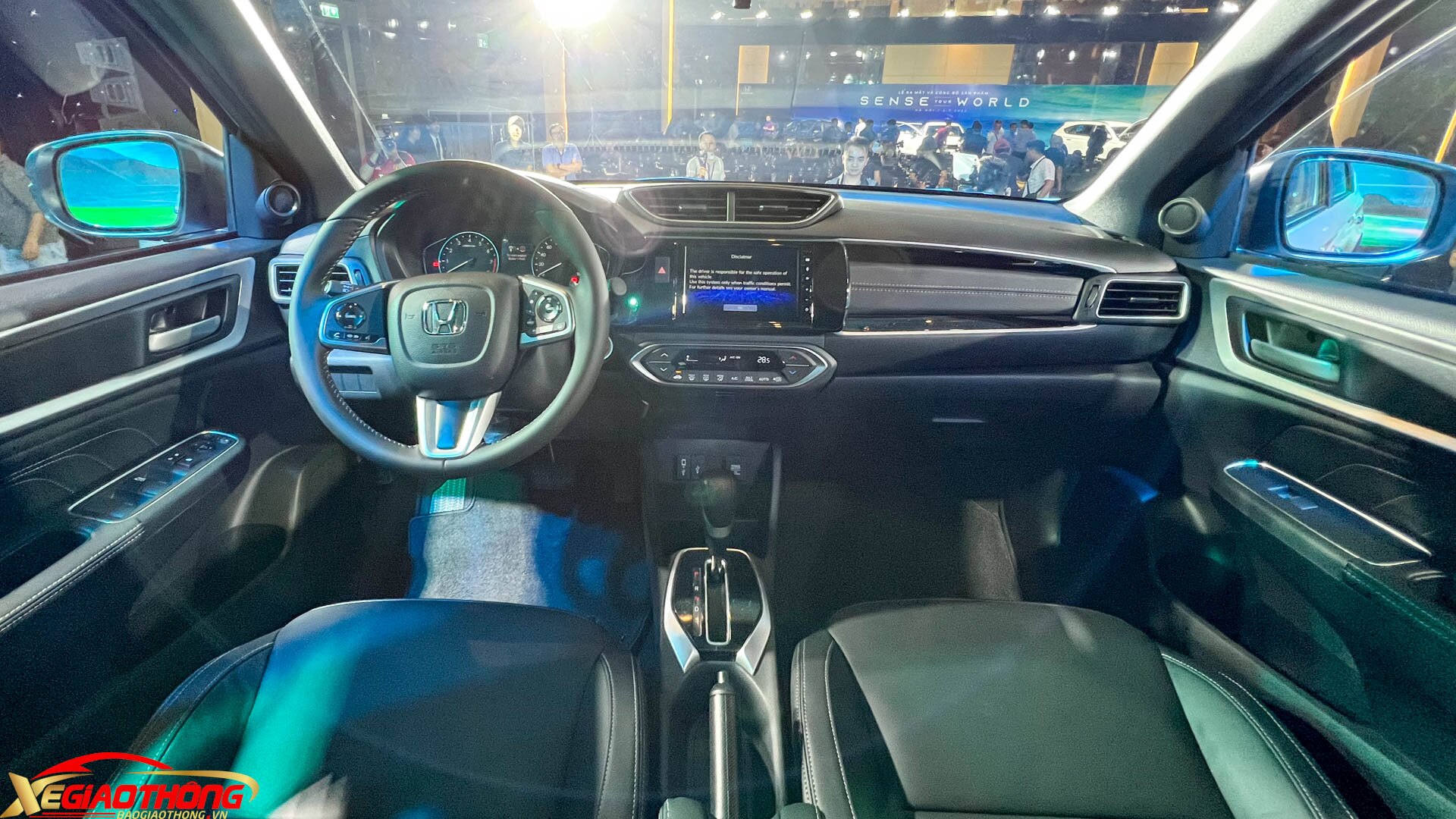 Xe có 7 chỗ, hàng ghế trước chỉnh cơ. Phiên bản cơ sở BR-V G dùng ghế nỉ còn mẫu BR-V L có ghế bọc da