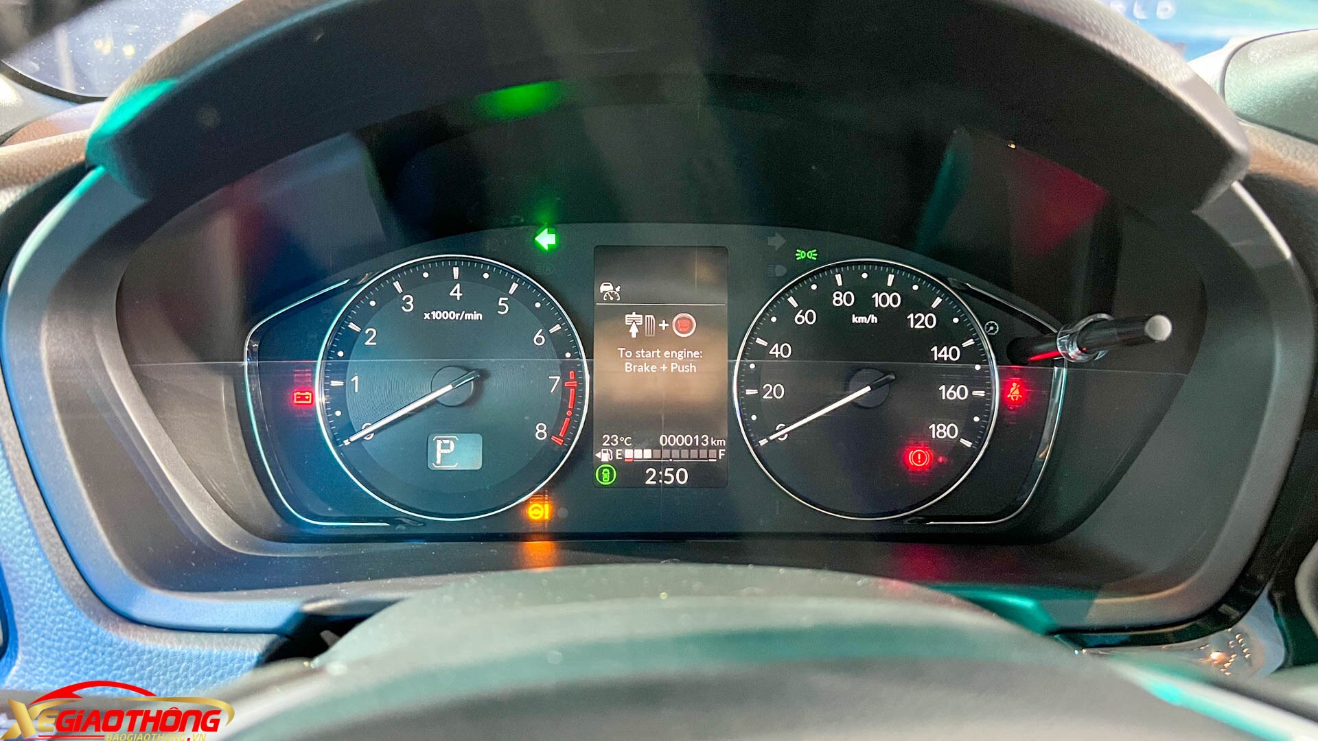 Phía sau vô-lăng là bảng đồng hồ dạng kim-số, đi kèm màn hình màu 4,2 inch