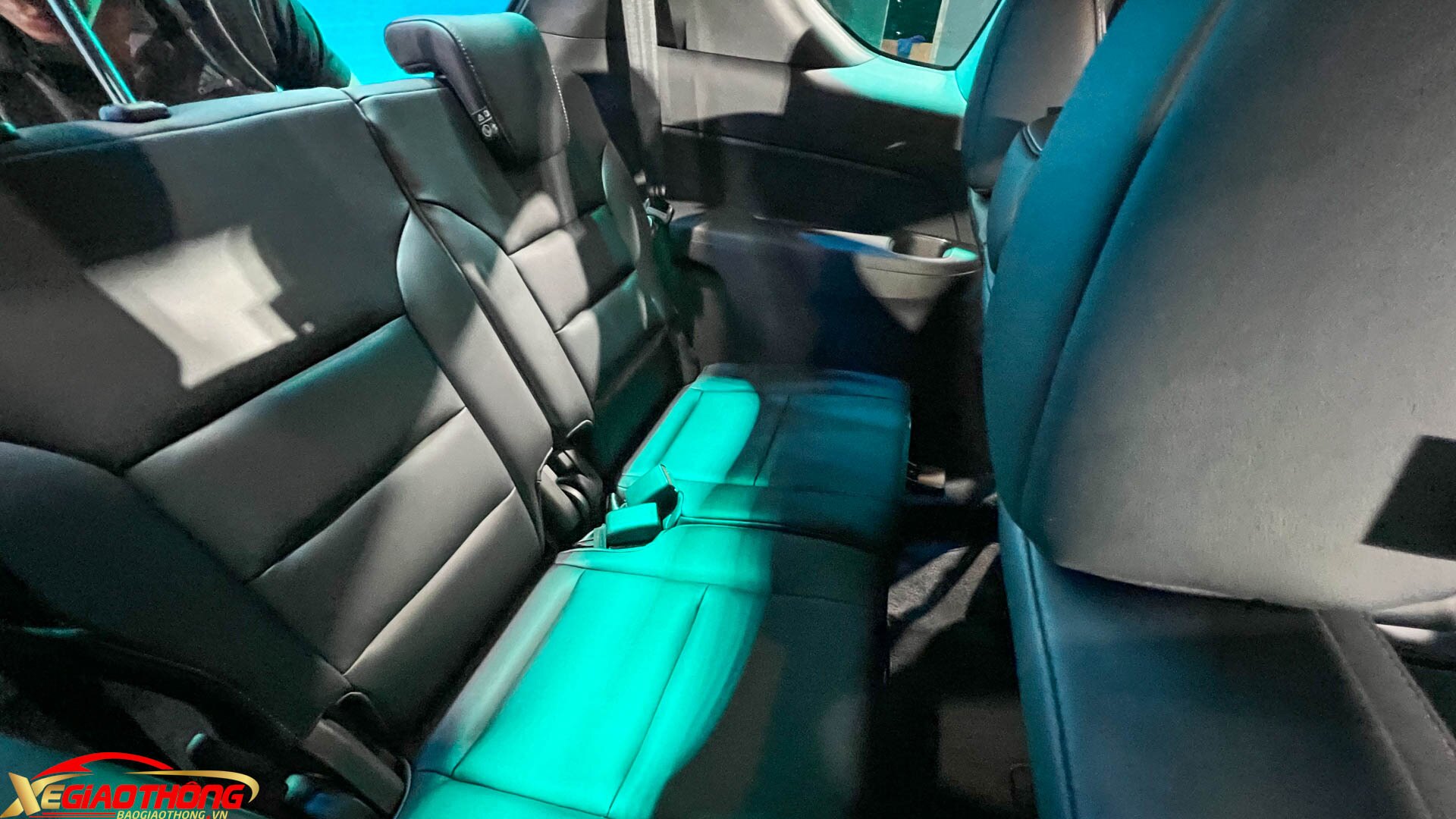 Trên phiên bản cao, cả 3 hàng ghế đều có cổng sạc