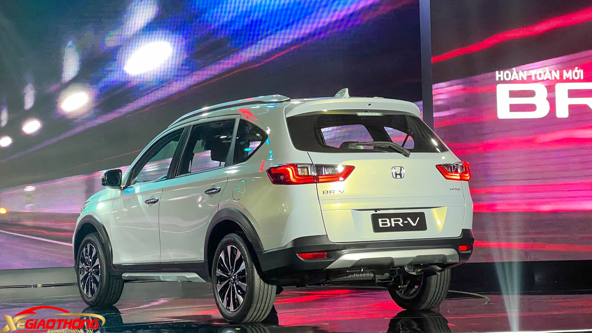 Xe được trang bị động cơ xăng 1.5L công suất 119 mã lực, mô-men xoắn 145Nm, đi kèm hộp số CVT. Gói hỗ trợ lái nâng cao Honda Sensing là trang bị tiêu chuẩn