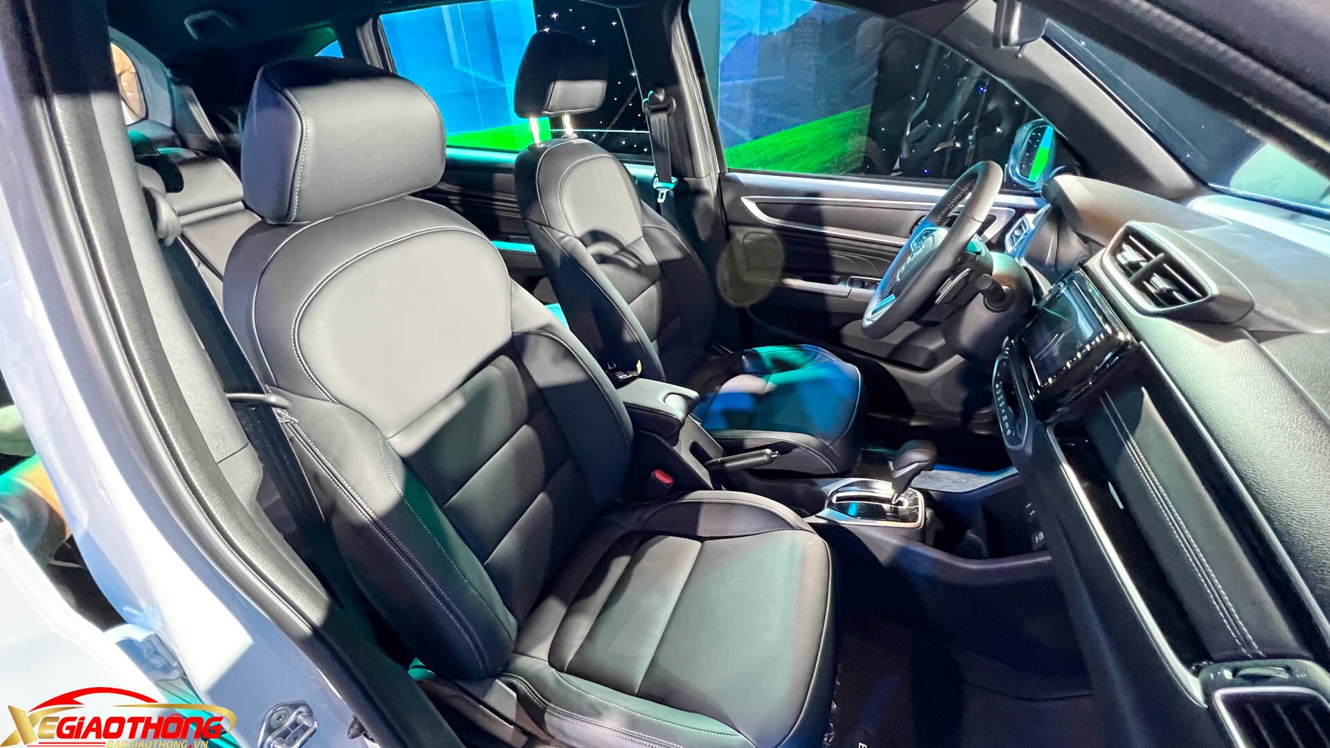 Honda BR-V G có vô-lăng bọc da, màn hình trung tâm 7 inch hỗ trợ kết nối điện thoại, cửa gió điều hòa hàng ghế sau và hệ thống âm thanh 6 loa