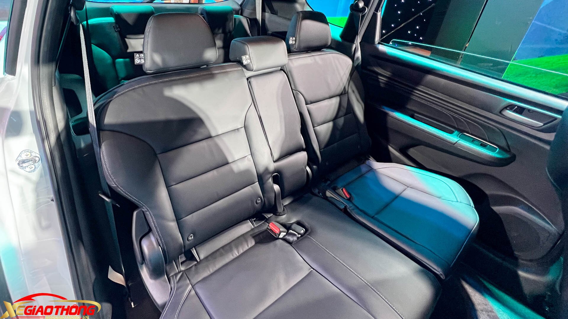 Phiên bản BR-V L có thêm một số tiện nghi như tựa tay hàng ghế thứ hai, lẫy chuyển số sau vô-lăng, điều hòa tự động và tính năng nổ máy từ xa